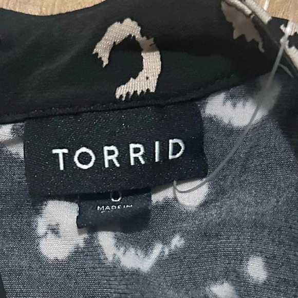 TORRID BLACK / PINK CHEETAH LEOPARD PRINT BLOUSE TANK SIZE 0 KEYHOLE BACK BUTTON - Picture 6 of 6